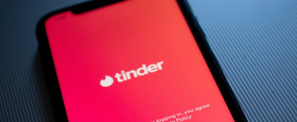 Image of Tinder on the screen of a smart phone
