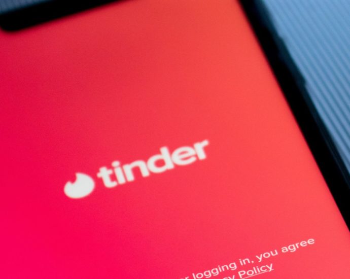 Image of Tinder on the screen of a smart phone